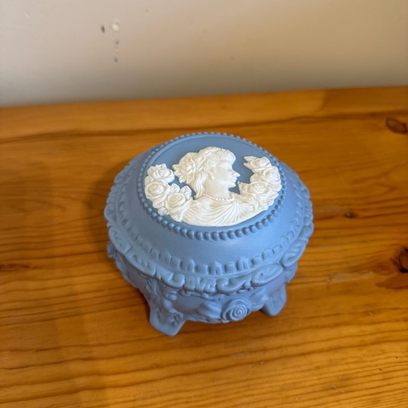 Vintage Jasperware Wedgwood Blue and White Trinket Box Jewelry Casket Large - Picture 3 of 9